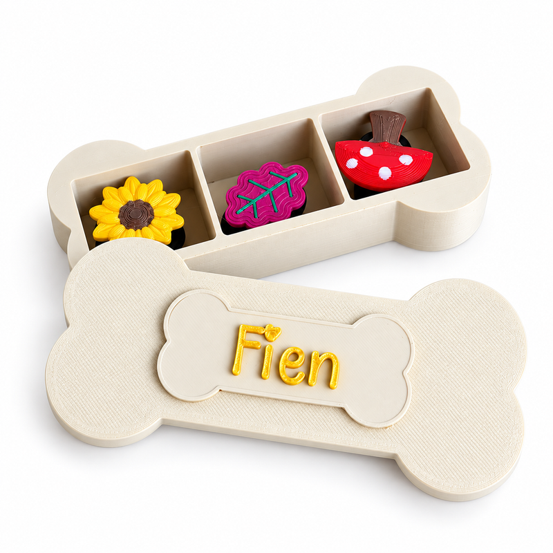 Hondenbotdoosje met naam en drie herfstcharms; inhoud ter illustratie bij leeg doosje