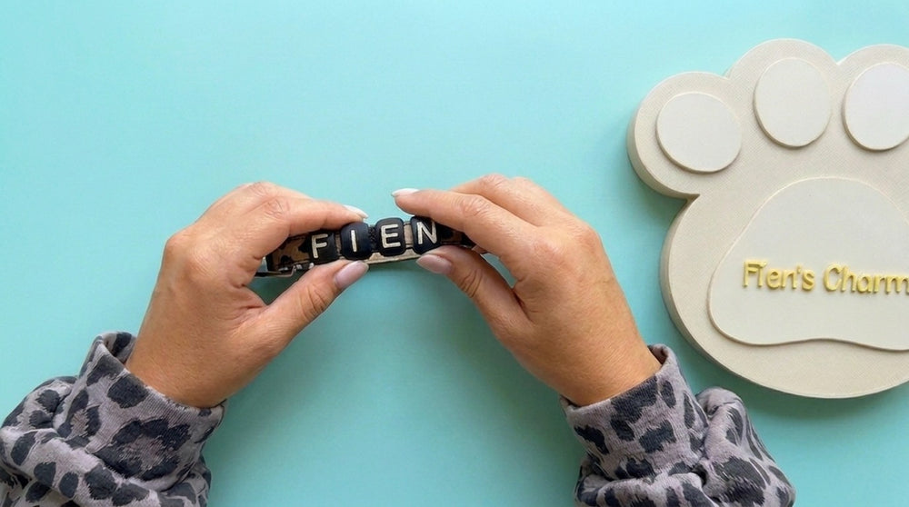 Zwarte naamkralen met beige letters