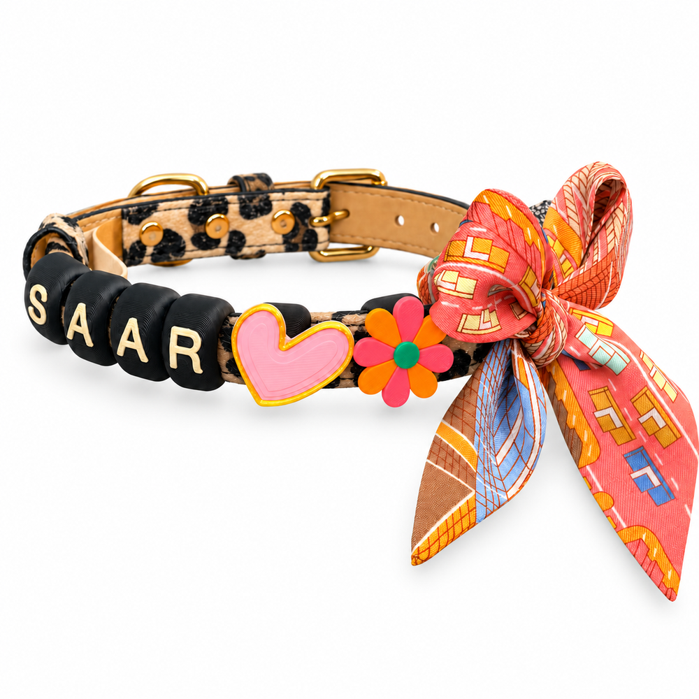SAAR halsband met bolle letterkralen, roze hart, bloem en strik op witte achtergrond